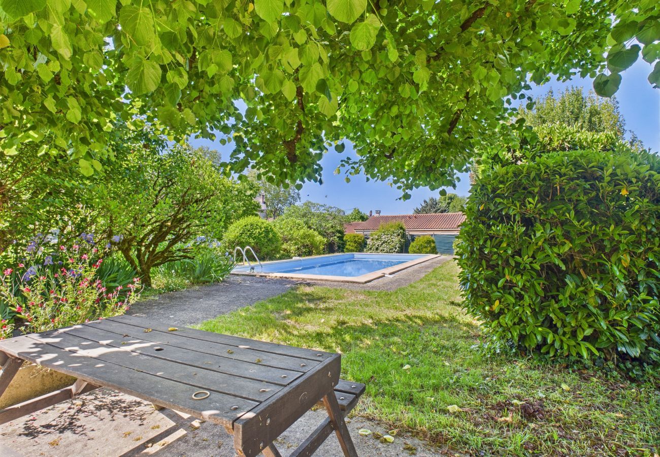 Maison à Montignac - Gîte mitoyen pour 4 - piscine commune - jardin