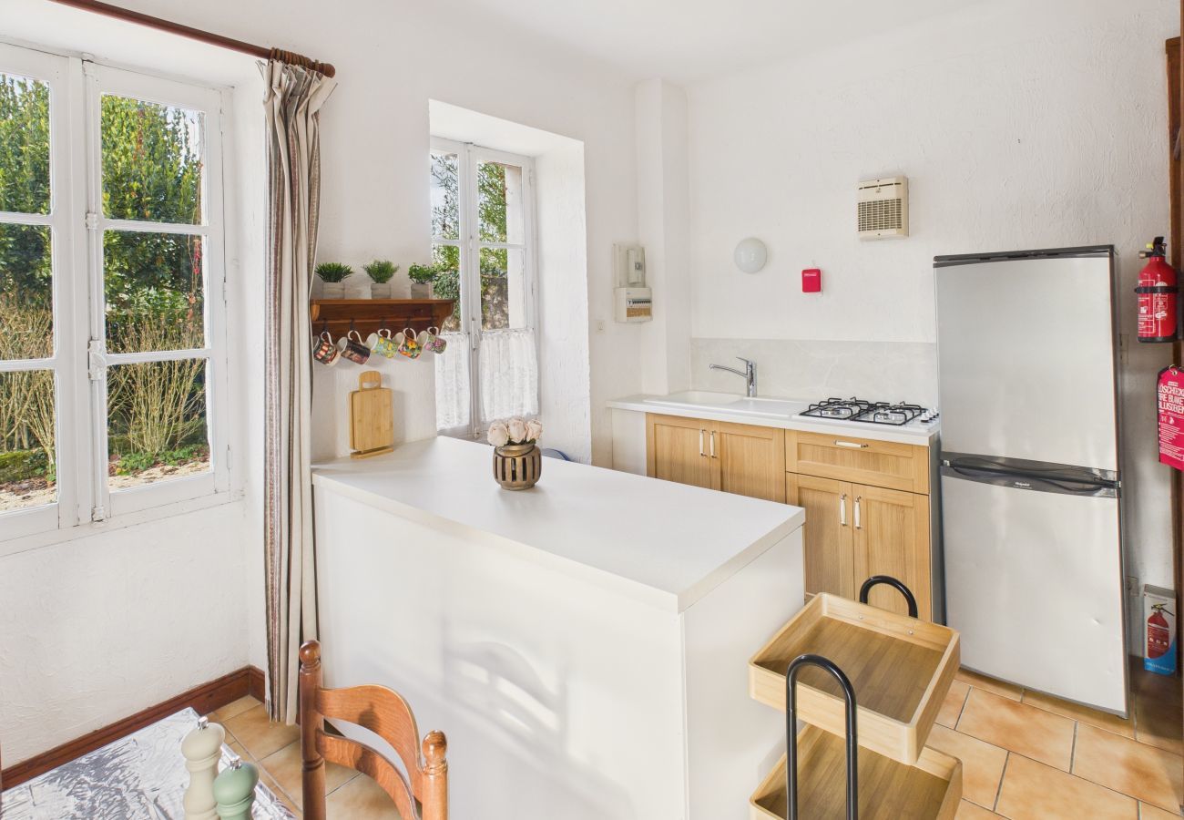 Maison à Montignac - Gîte mitoyen pour 4 - piscine commune - jardin