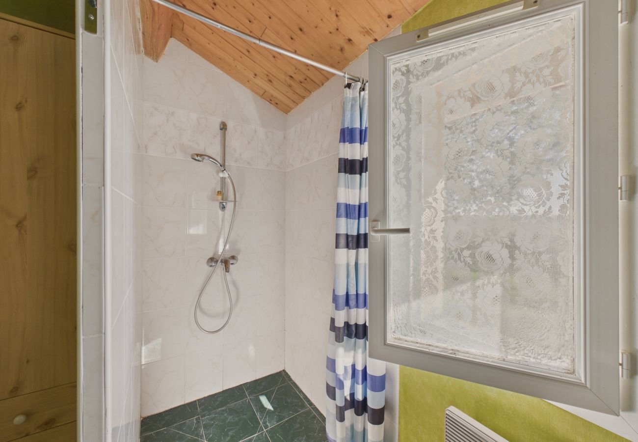 Chalet à Salignac-Eyvigues - Gîte La Brousse 1 - piscine - pour 5 avec jardin 