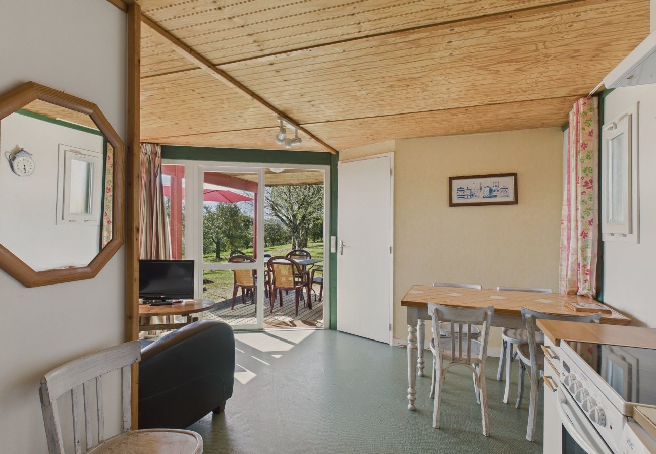 Chalet à Salignac-Eyvigues - Gîte La Brousse 1 - piscine - pour 5 avec jardin 