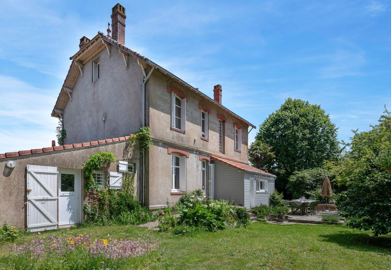 Villa à Saint-Michel-Chef-Chef - Villa de charme à 250m de la plage pour 14
