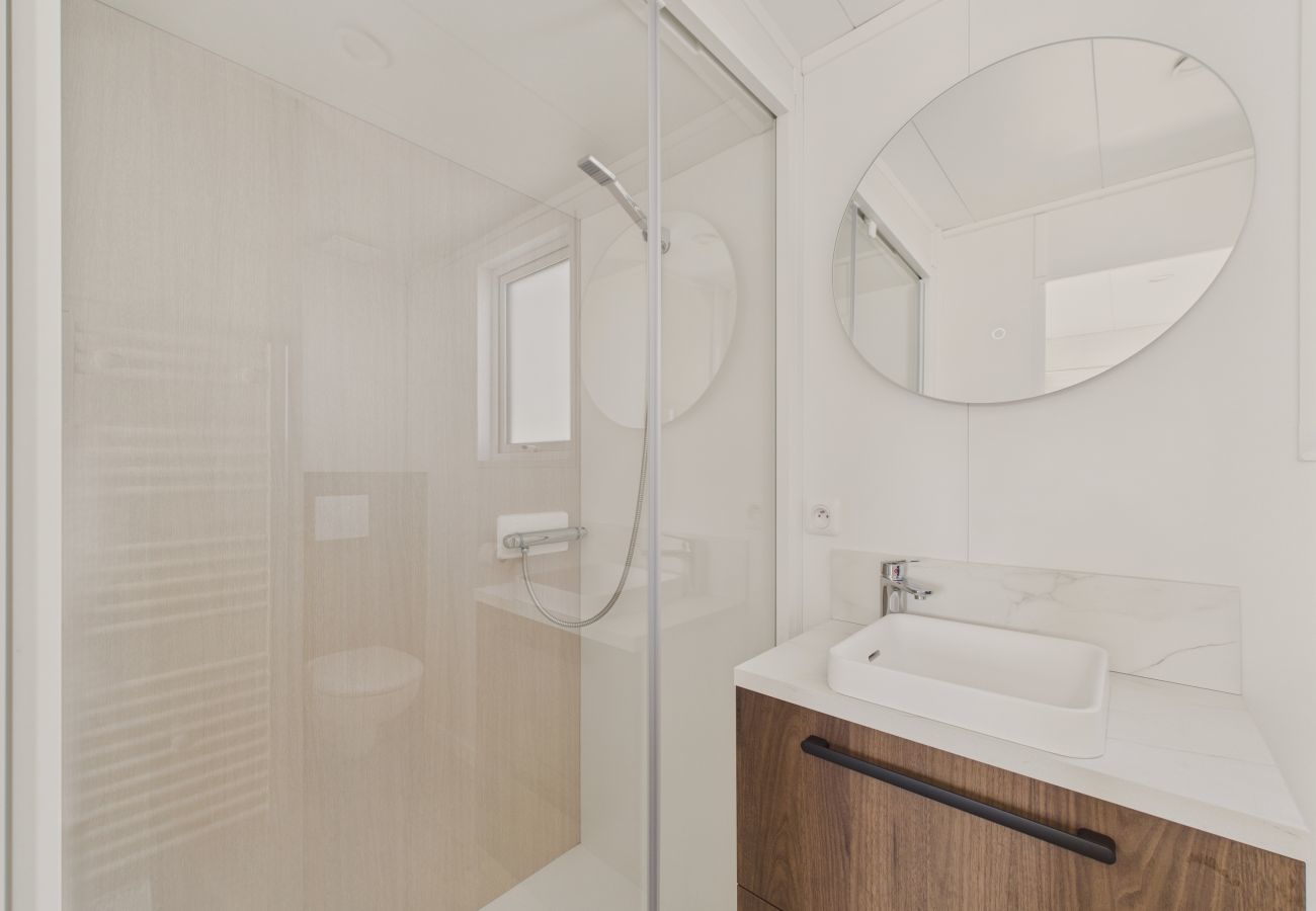 Chalet à Saint-Gilles-Croix-de-Vie - Chalet avec piscine pour 4 adultes/2 enfants