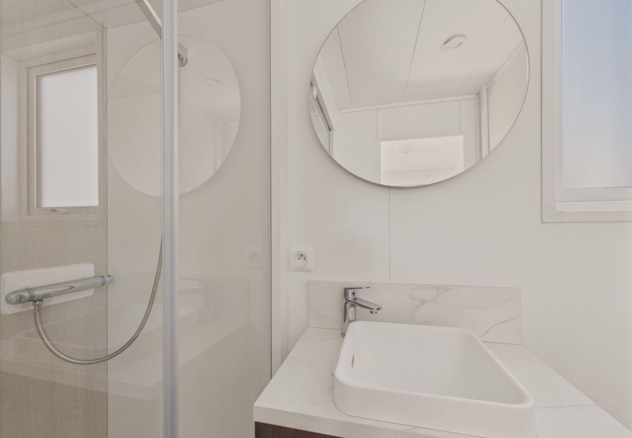 Chalet à Saint-Gilles-Croix-de-Vie - Chalet avec piscine pour 4 adultes/2 enfants