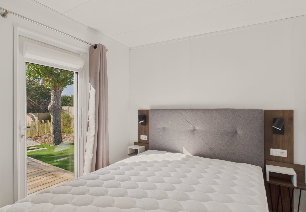 Chalet à Saint-Gilles-Croix-de-Vie - Chalet avec piscine pour 4 adultes/2 enfants