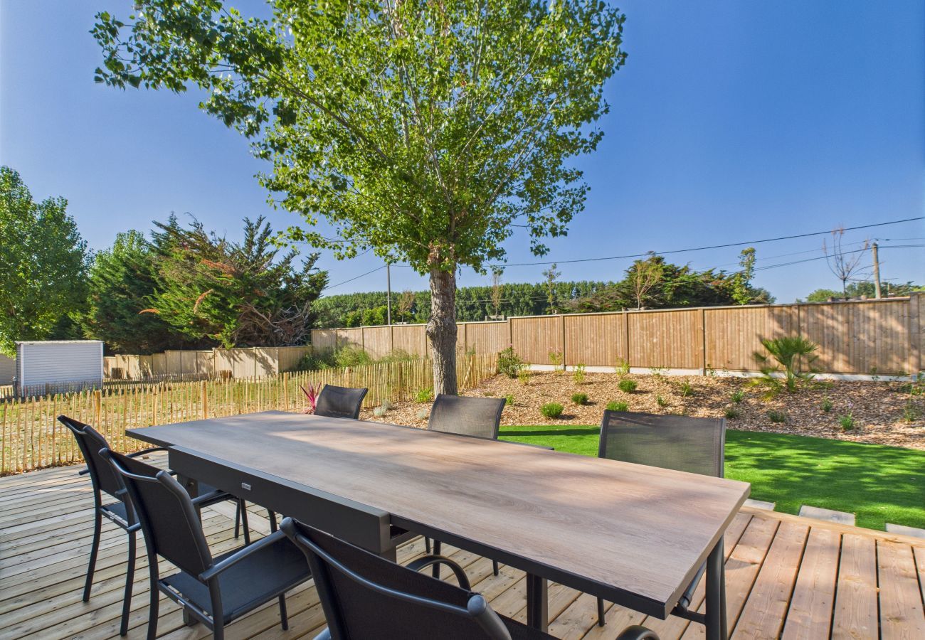 Chalet à Saint-Gilles-Croix-de-Vie - Chalet avec piscine pour 4 adultes/2 enfants