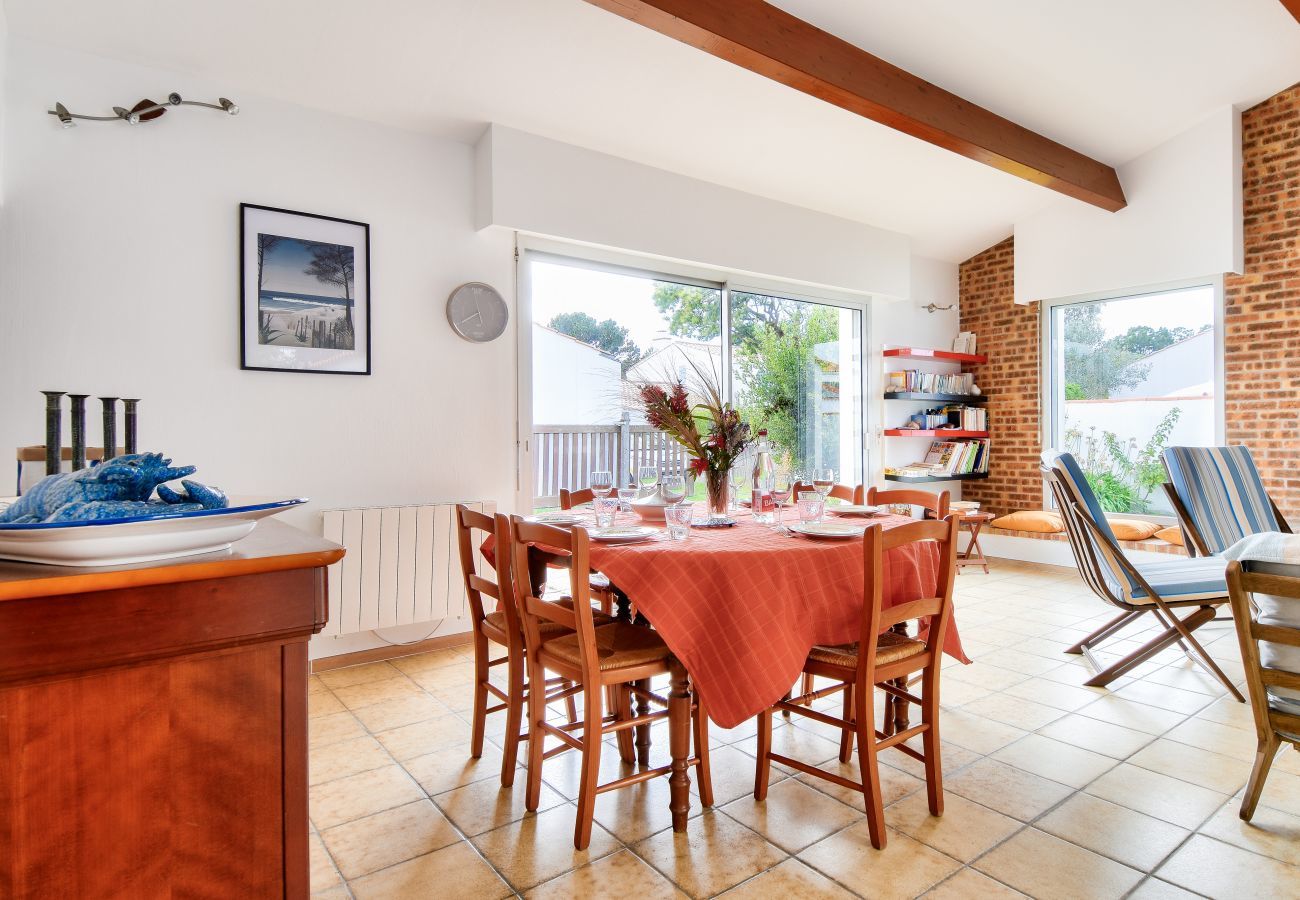 Maison à La Guérinière - 700m de la plage, jardin, 4 adultes 2 enfants