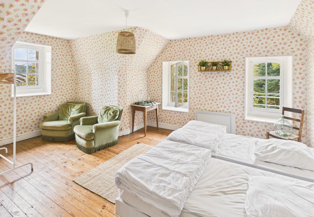 Maison à Saint-Léon-sur-Vézère - Grand manoir avec terrasse et piscine pour 10