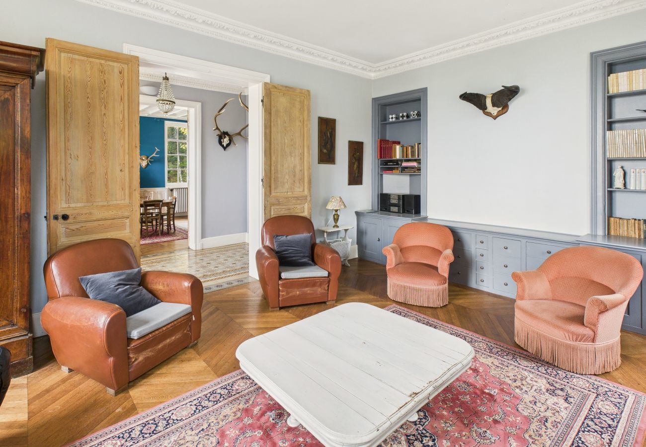 Maison à Saint-Léon-sur-Vézère - Grand manoir avec terrasse et piscine pour 10