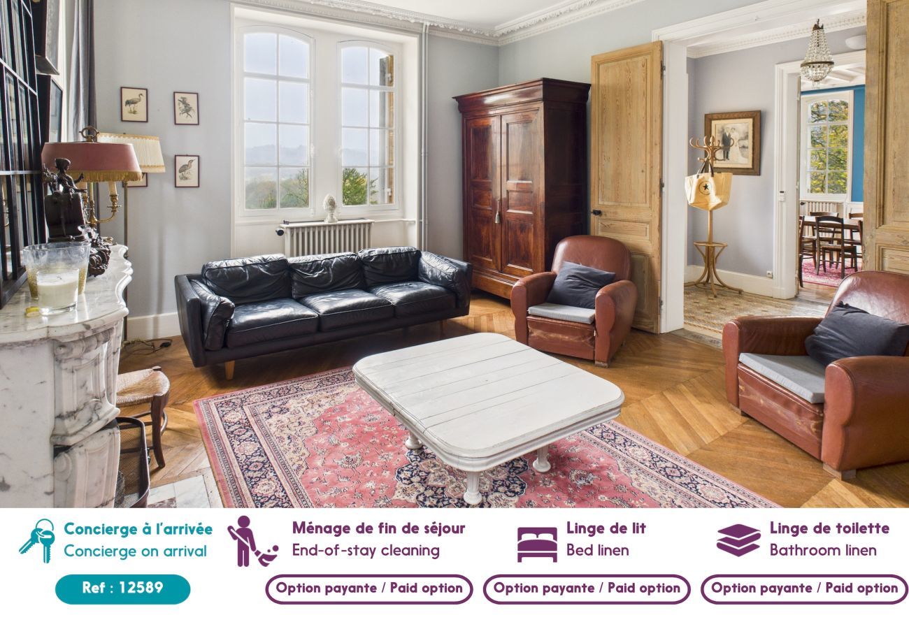 Maison à Saint-Léon-sur-Vézère - Grand manoir avec terrasse et piscine pour 10