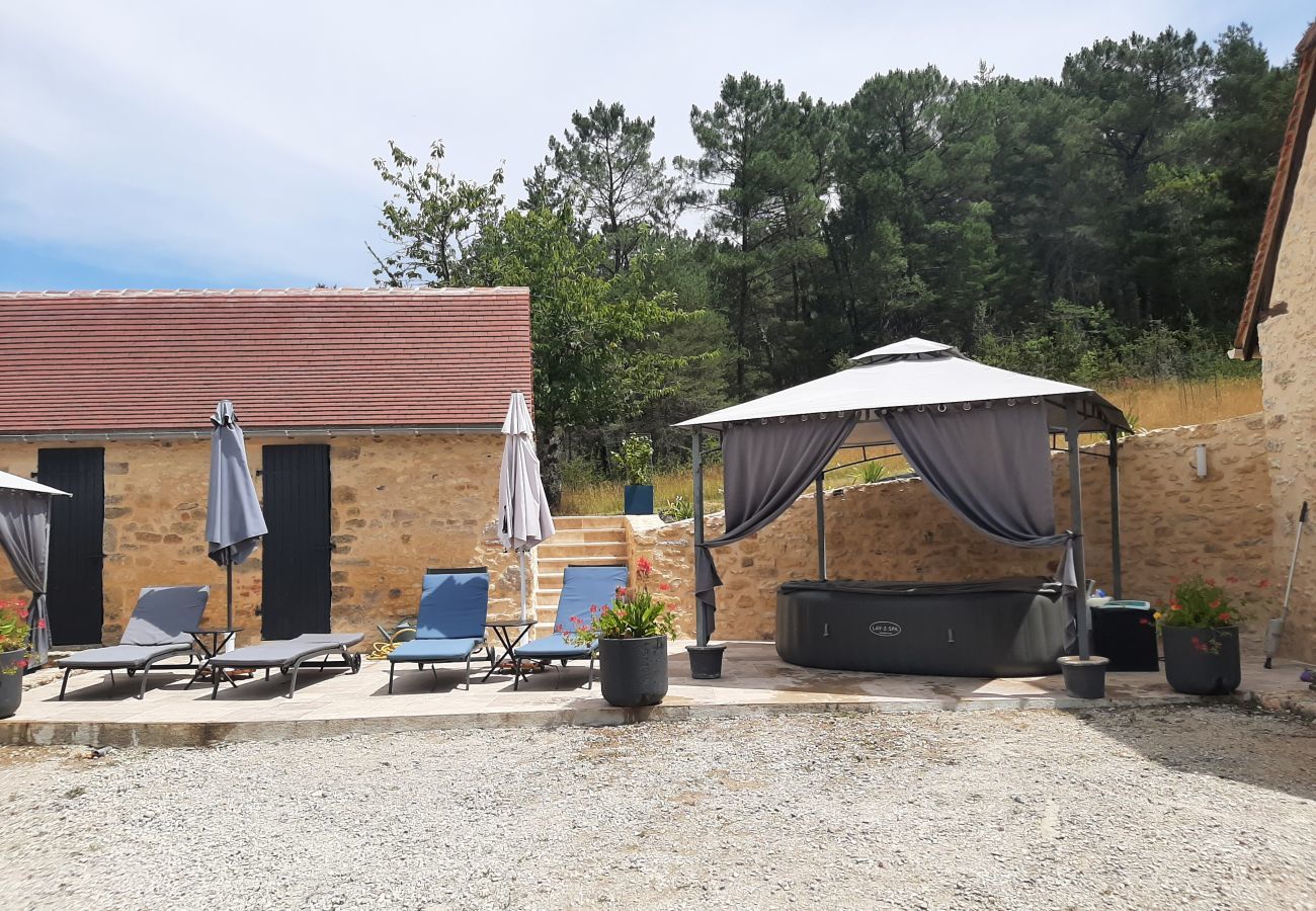 Maison à Plazac - Maison pour 5 - Grande jardin et terrasse - Jacuzzi