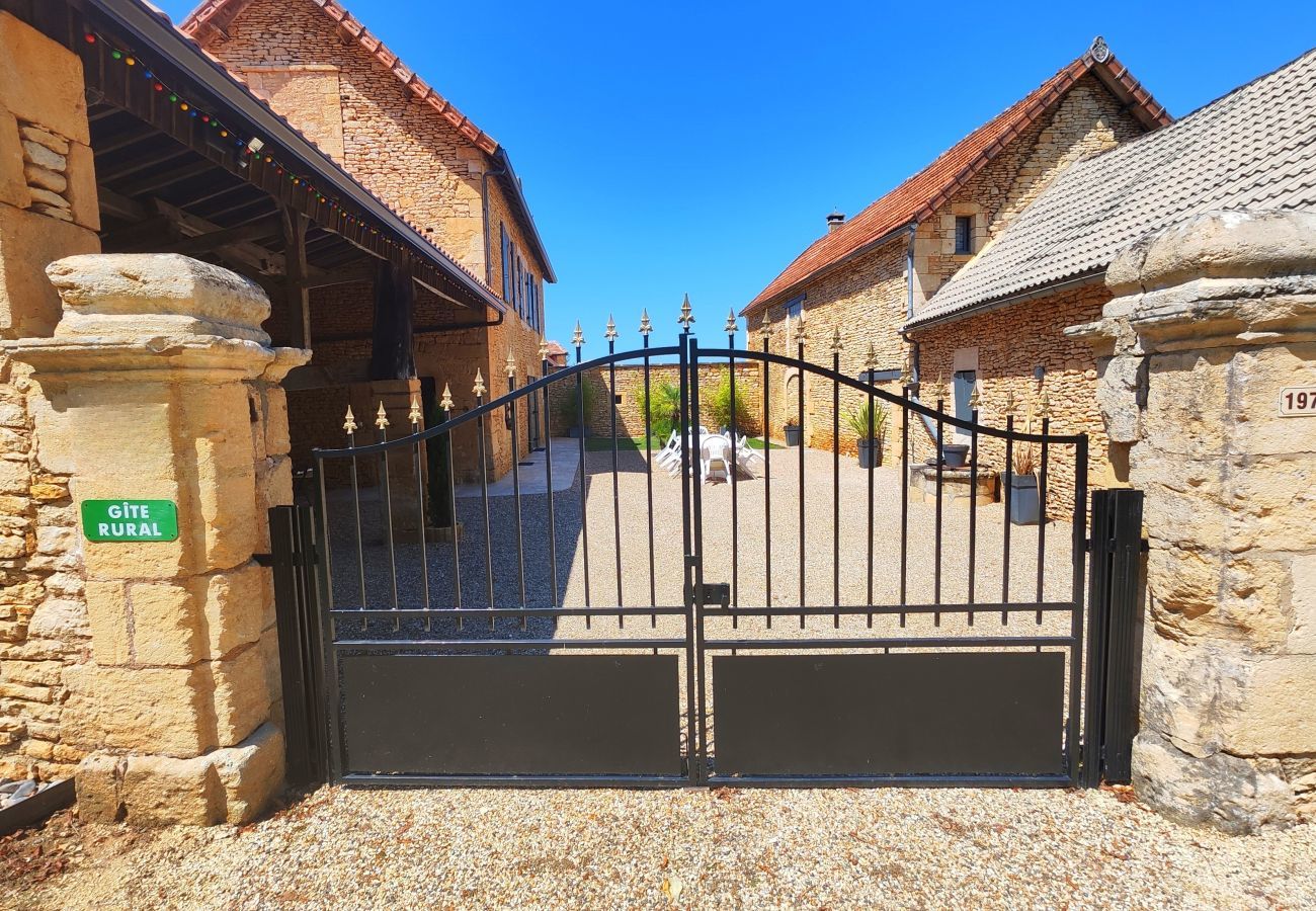 Maison à Saint-Crépin-et-Carlucet - Piscine commune - Gîte en campagne pour 10