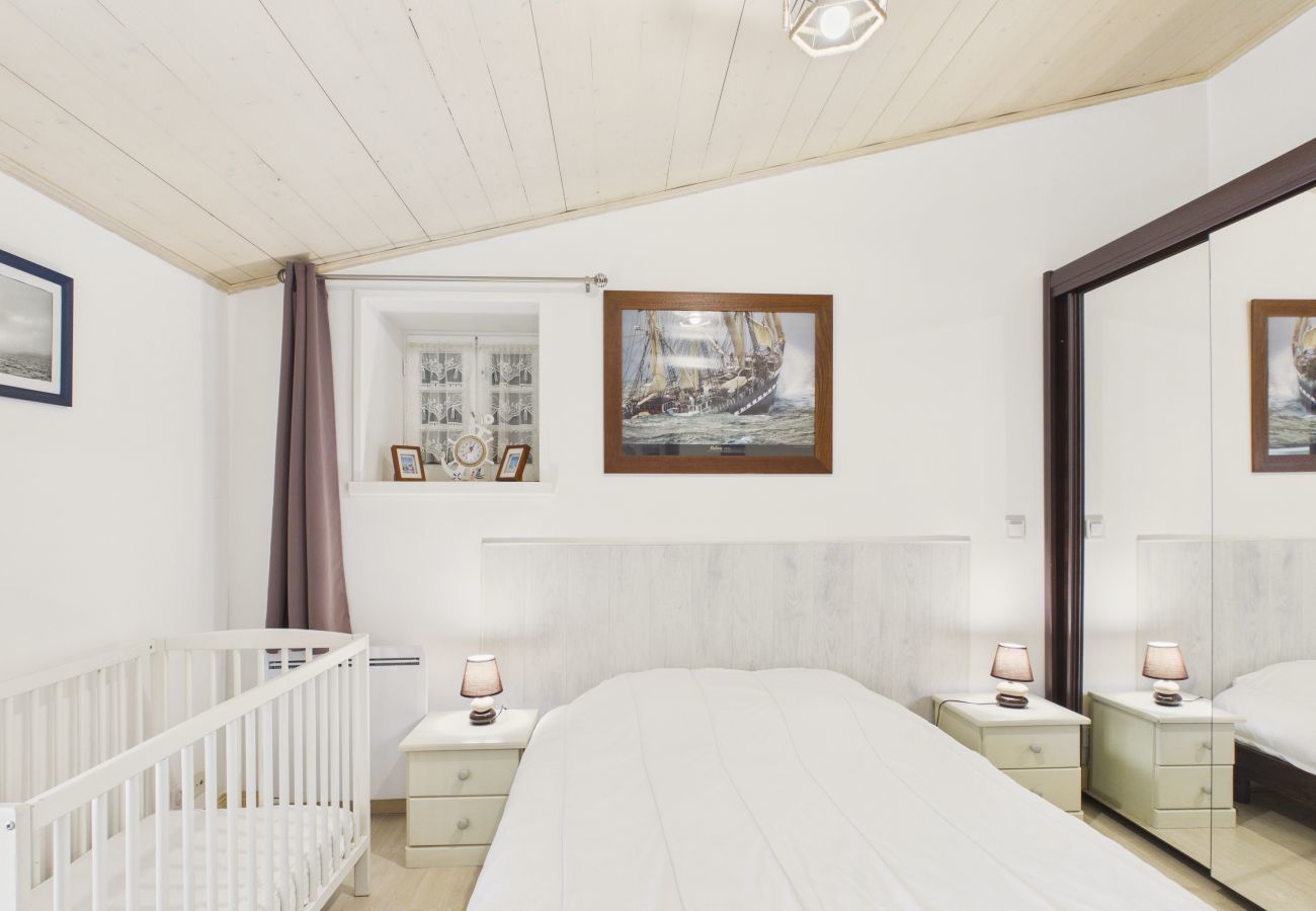 Maison mitoyenne à La Flotte - Maison pour 5 à 200 m du port de La Flotte