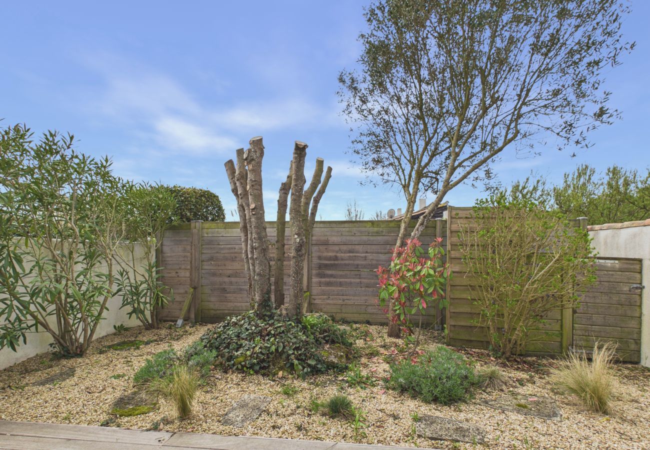 Maison à Ars-en-Ré - Séjour pour 8, jardin, proche marais salants