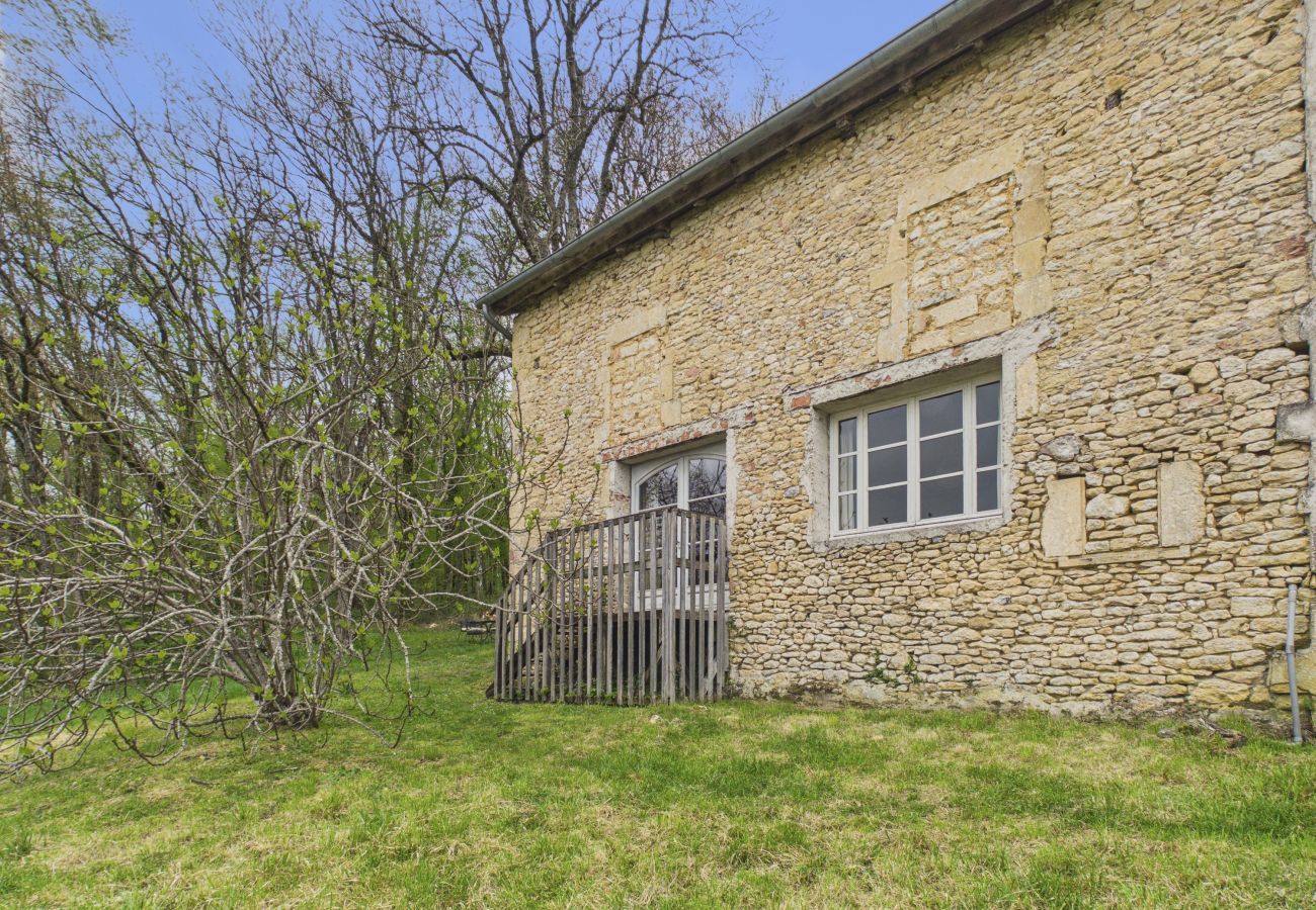 Gîte Rural à Fanlac - Gîte typique pour 11 avec piscine et jardin