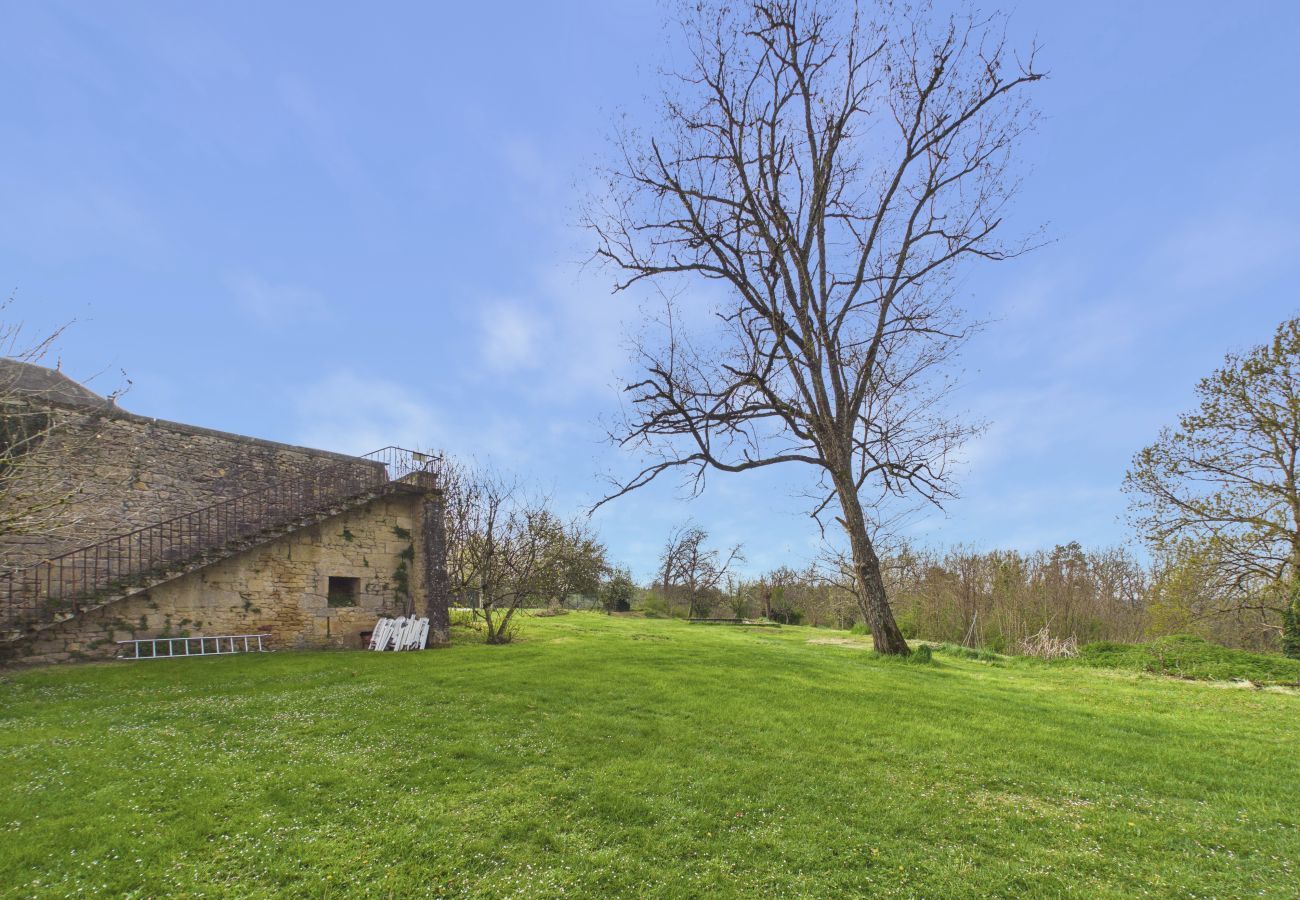 Gîte Rural à Fanlac - Gîte typique pour 11 avec piscine et jardin