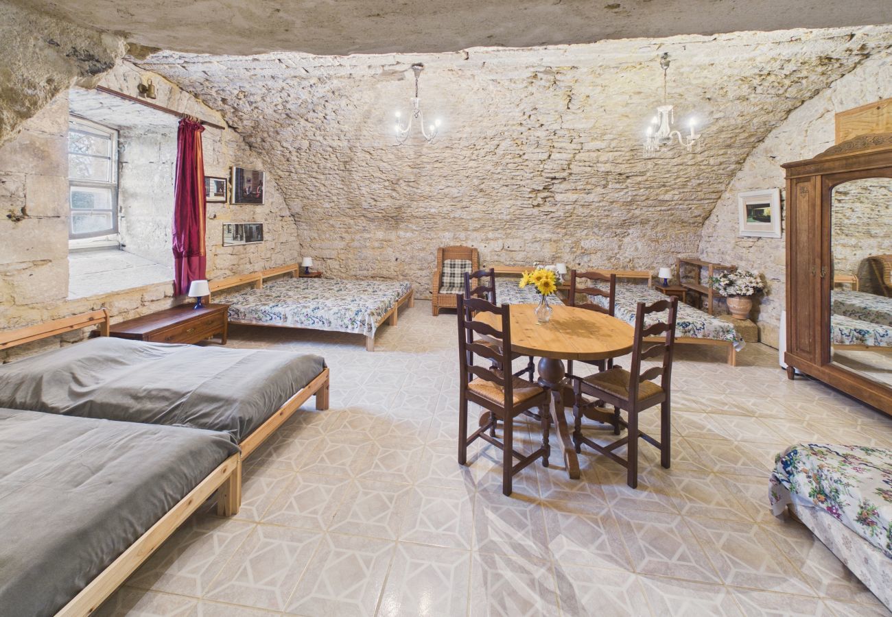 Gîte Rural à Fanlac - Maison avec grande terrasse et jardin pour 9