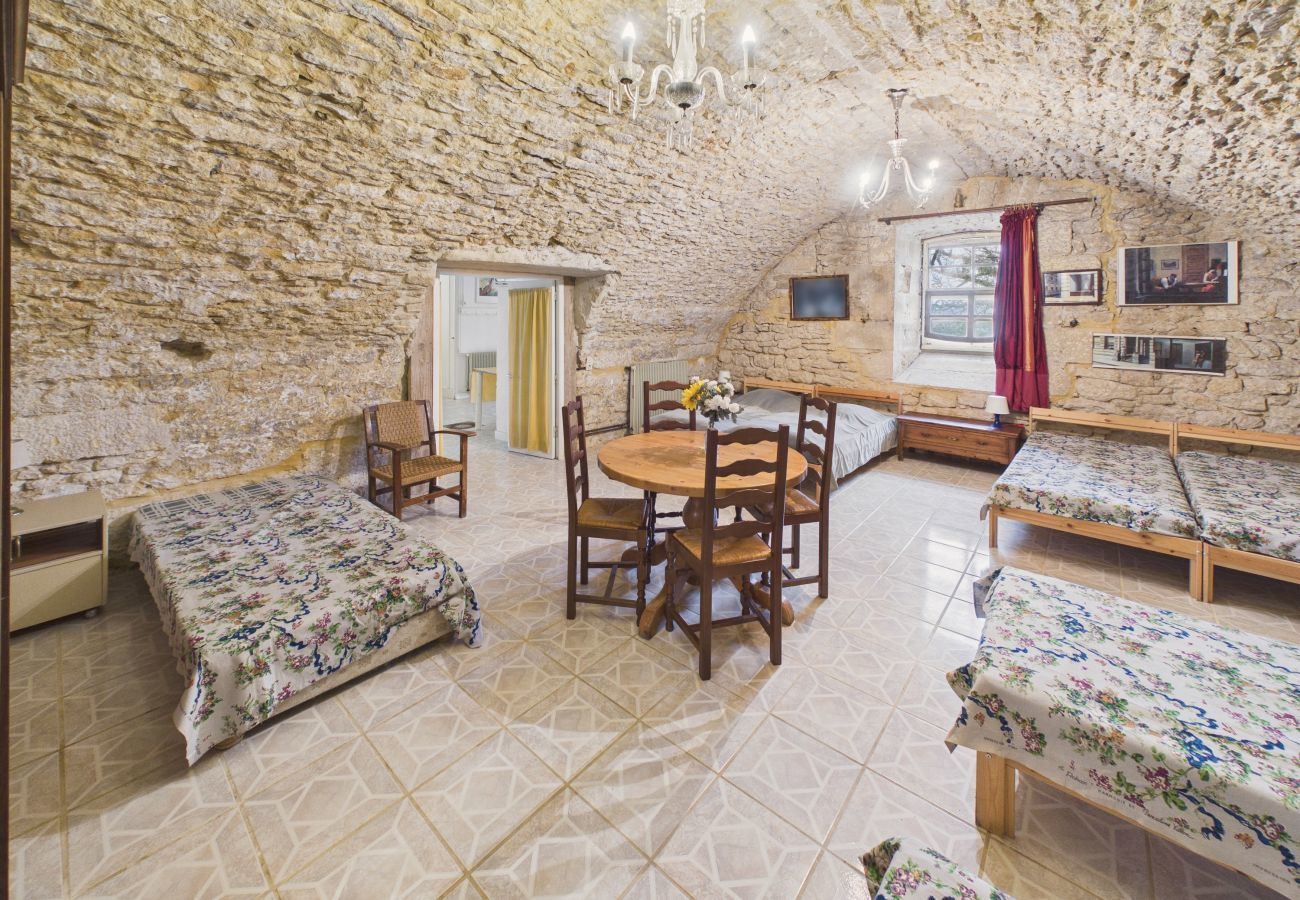 Gîte Rural à Fanlac - Maison avec grande terrasse et jardin pour 9