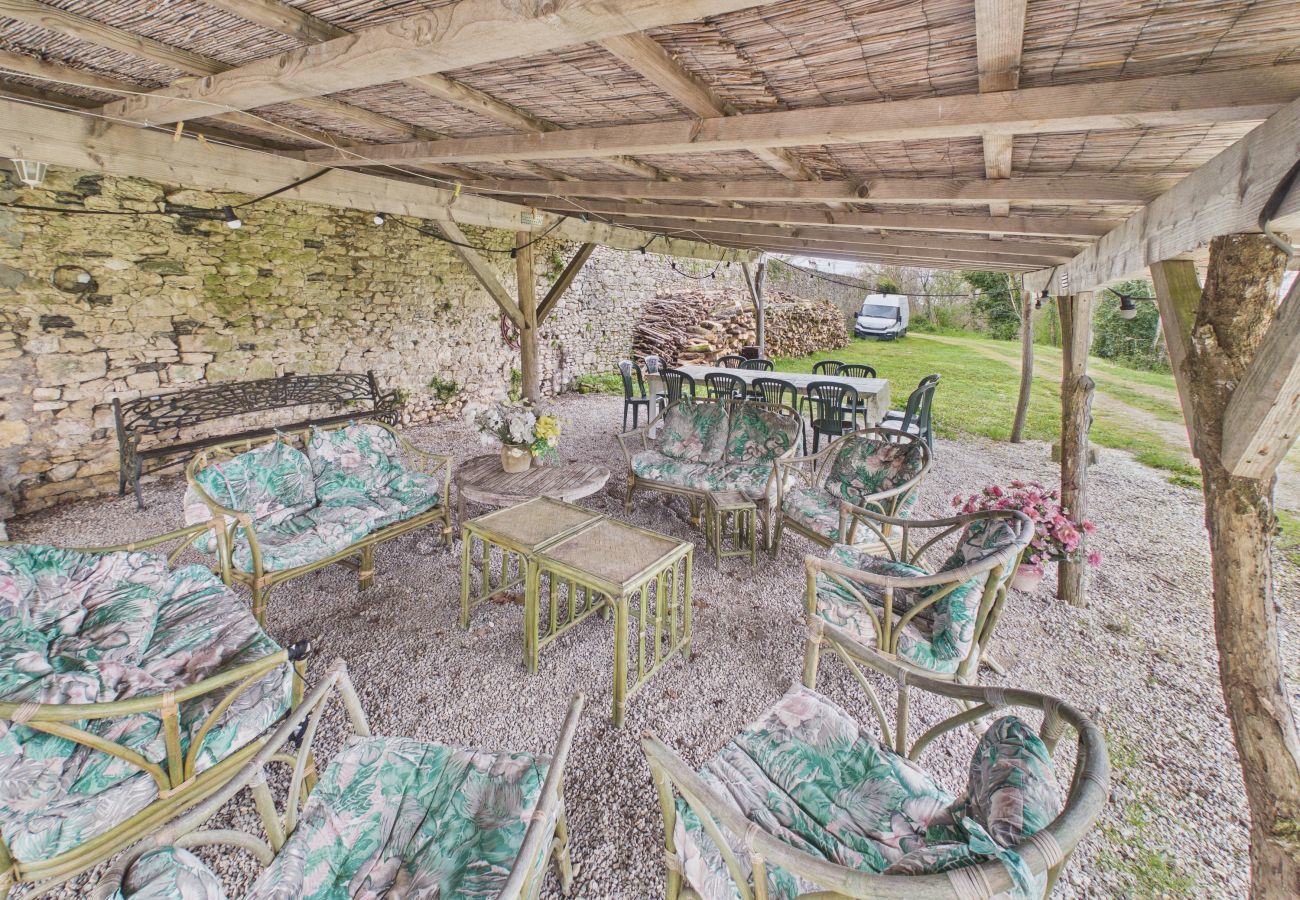 Gîte Rural à Fanlac - Maison avec grande terrasse et jardin pour 9