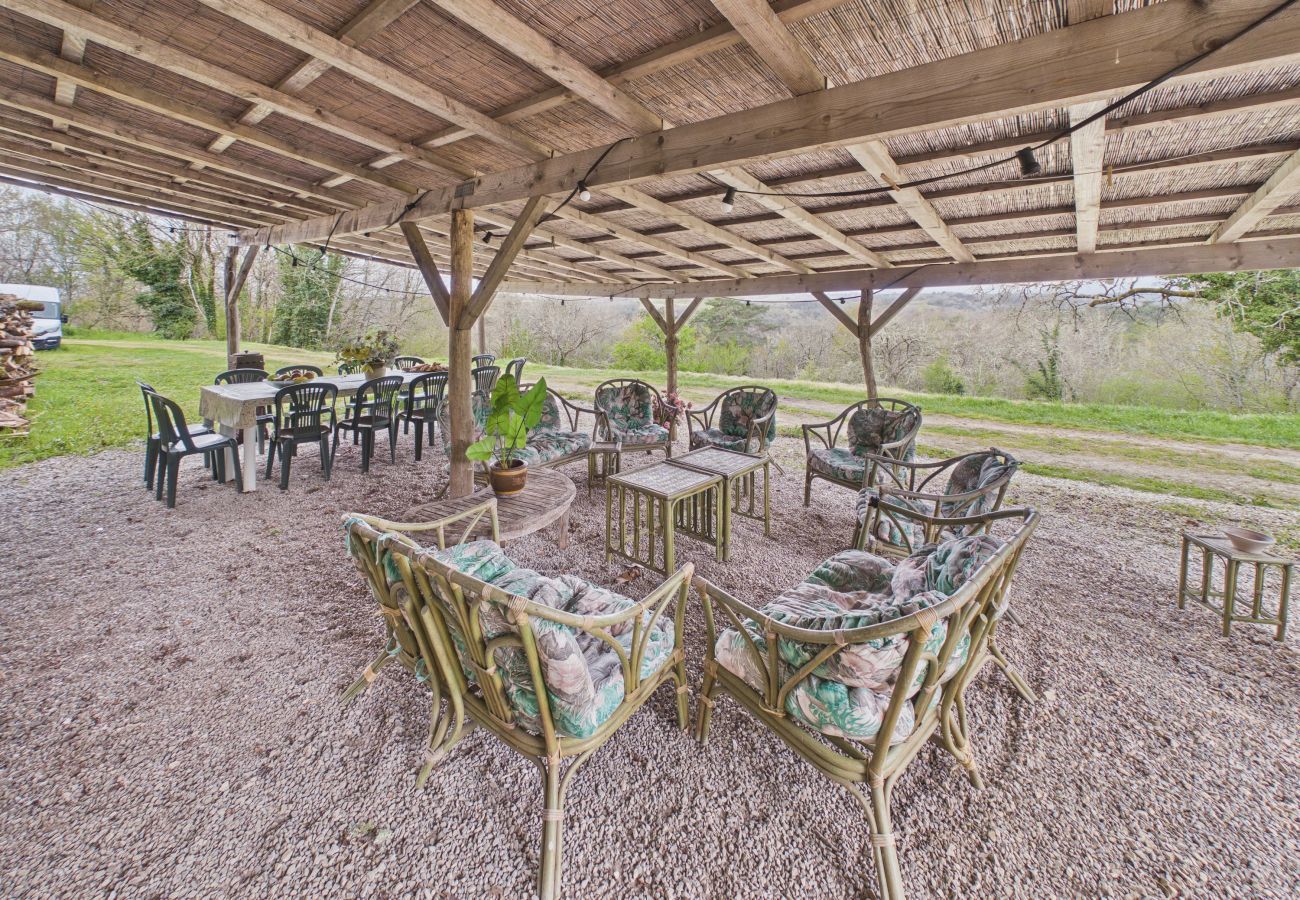 Gîte Rural à Fanlac - Maison avec grande terrasse et jardin pour 9