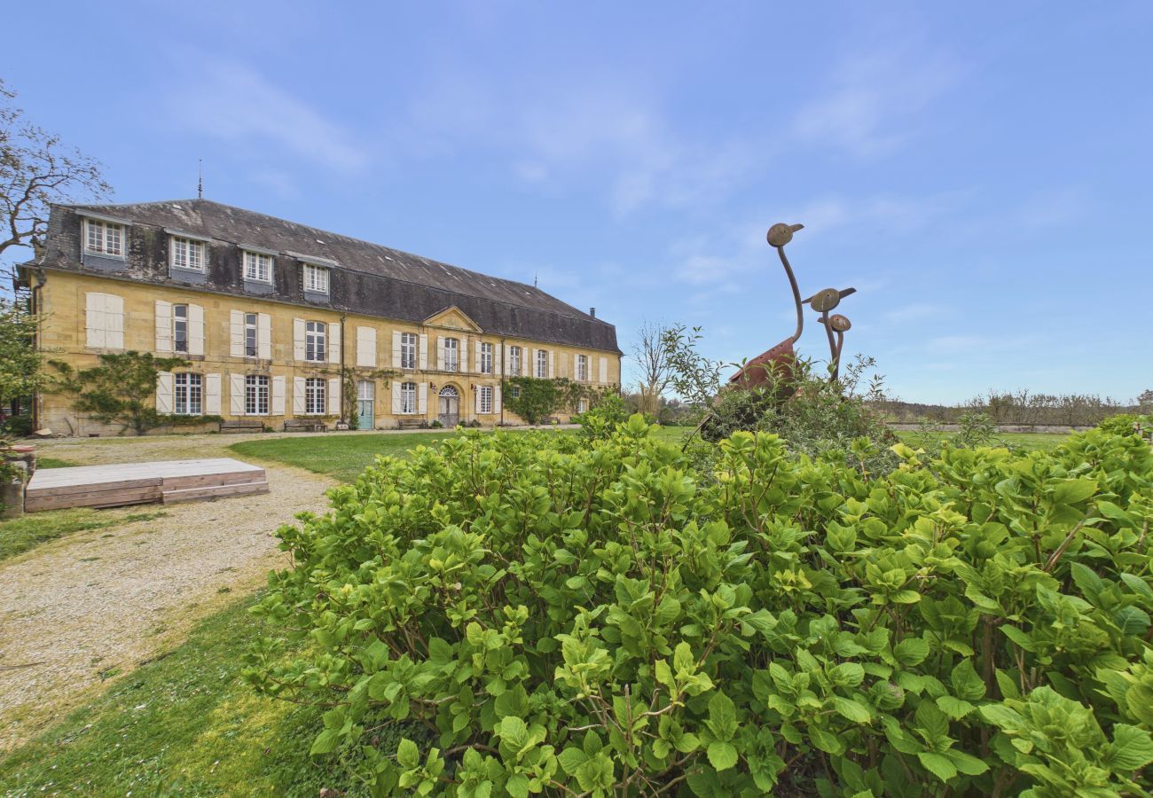 Gîte Rural à Fanlac - Maison avec grande terrasse et jardin pour 9