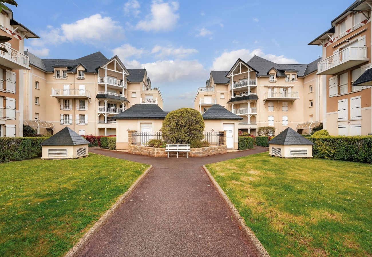 Appartement à Dinard - Appart.pour 4, piscine commune, plage à 700 m