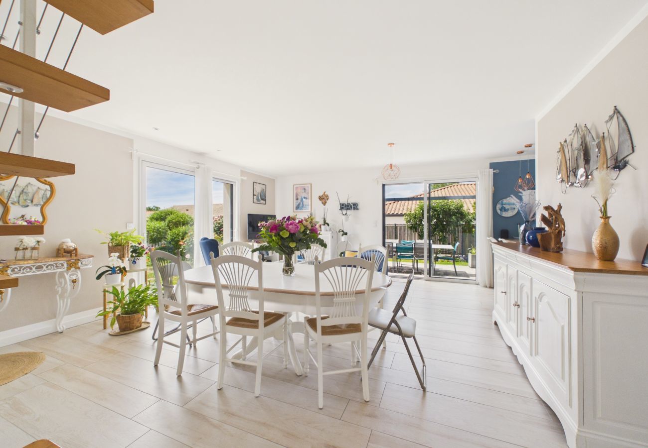Maison à Saint-Michel-Chef-Chef - Maison avec jardin, 7 adultes 1 enfant