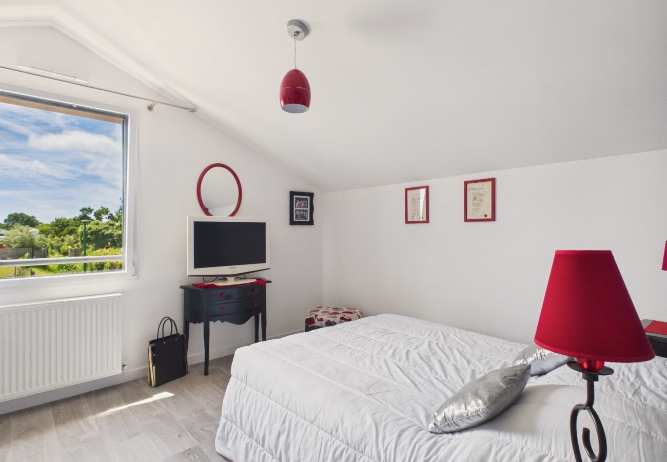 Maison à Saint-Michel-Chef-Chef - Maison avec jardin, 7 adultes 1 enfant