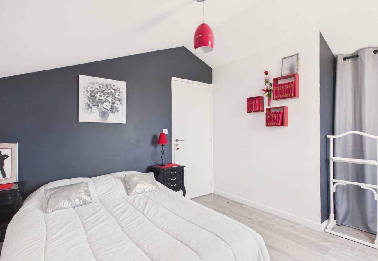 Maison à Saint-Michel-Chef-Chef - Maison avec jardin, 7 adultes 1 enfant