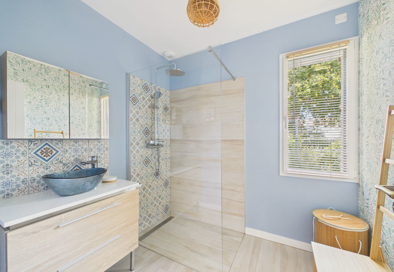 Maison à Saint-Michel-Chef-Chef - Maison avec jardin, 7 adultes 1 enfant