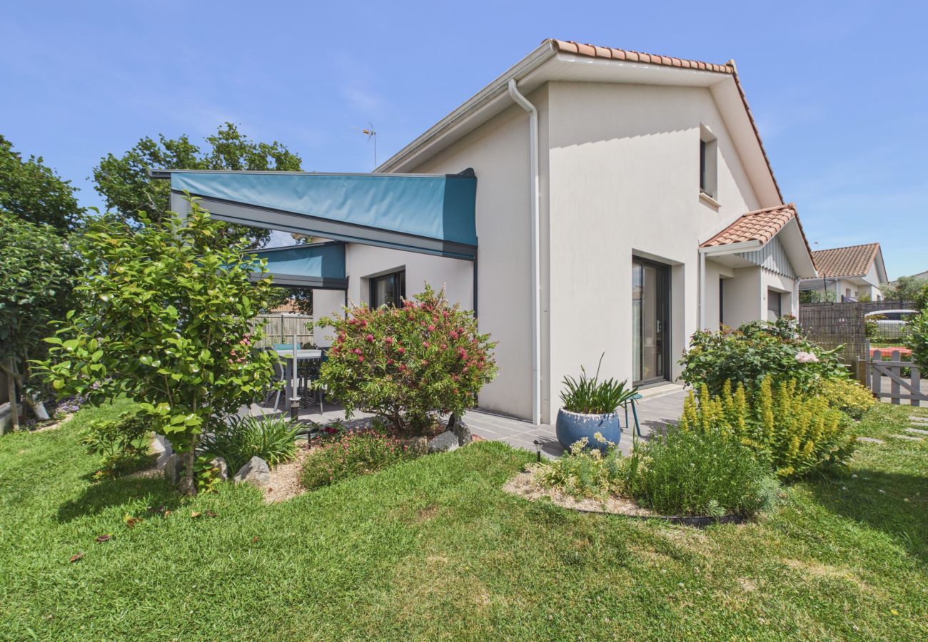 Maison à Saint-Michel-Chef-Chef - Maison avec jardin, 7 adultes 1 enfant